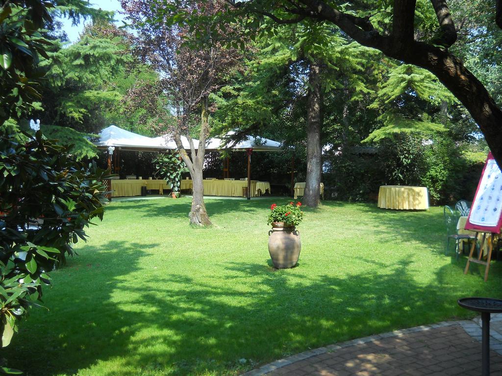 Hotel Il Rustichello Lonato del Garda Exterior foto