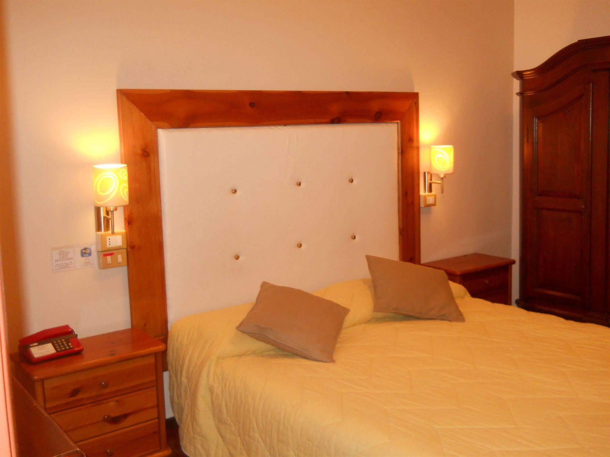 Hotel Il Rustichello Lonato del Garda Exterior foto